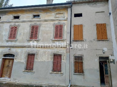 Rustico, da ristrutturare, 300 m², Pegognaga