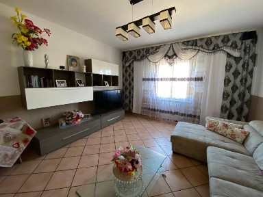 Quadrilocale buono stato, primo piano, Quistello
