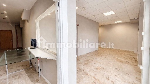 Locale commerciale in Vendita