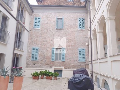 Trilocale ottimo stato, piano rialzato, Centro, Mantova