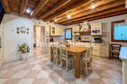Villa a schiera via piazza Terrossa, Terrossa, Roncà