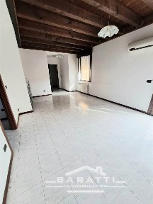 Appartamento buono stato, secondo piano, Centro, Poggio Rusco