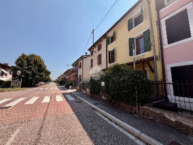 Villa a schiera via Verona, Caselle, Sommacampagna