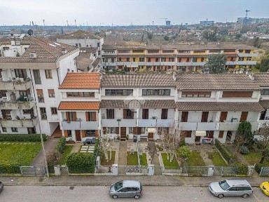 Villa a schiera via ravenna 19, Borgo Roma, Verona