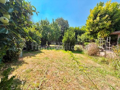 Villa a schiera via Fratelli Cairoli, Centro, Erbè