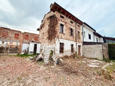 Villa a schiera via Fratelli Cairoli, Centro, Erbè