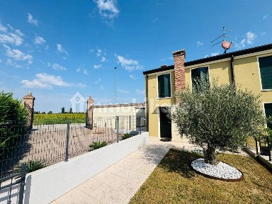 Villa a schiera via Pier Domenico Frattini 43, Centro, Legnago