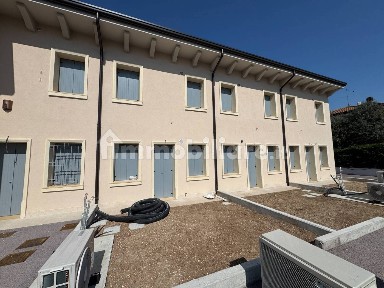 Villa a schiera via Quadrato, Villafranca di Verona