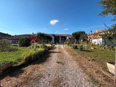Villa a schiera via Chiesa, Centro, Erbè