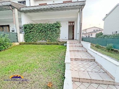 Villa a schiera piazza 4 Novembre 10, Centro, Povegliano Veronese