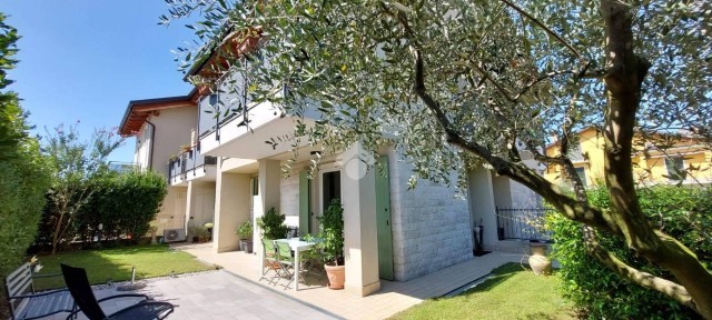 Villa a schiera piazza Stringa 13, Centro, Caprino Veronese