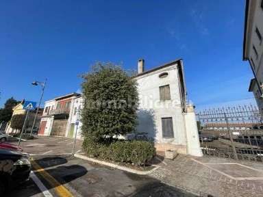 Villa a schiera via Pier Domenico Frattini 43, Centro, Legnago