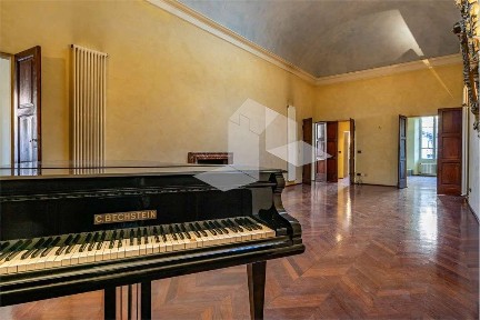 Appartamento buono stato, su più livelli, Centro Storico, Reggio Emilia