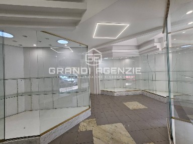 Locale commerciale in Vendita