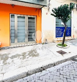 Attività commerciale con laboratorio in Vendita