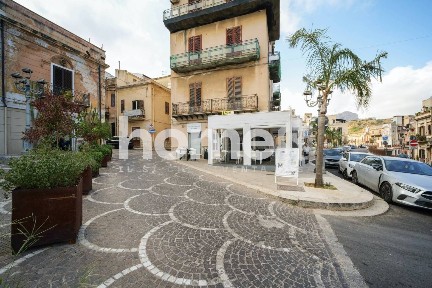 Capaci, Piazza Calogero Troia, 25