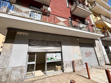 Locale commerciale in Vendita