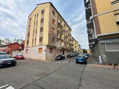 Trilocale via Pastrengo 9, Semicentro, Vercelli