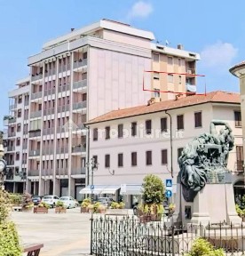 Trilocale piazza Martiri 36, Centro, Borgosesia