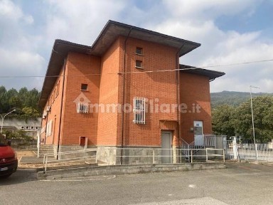 Locale commerciale con laboratorio in Affitto