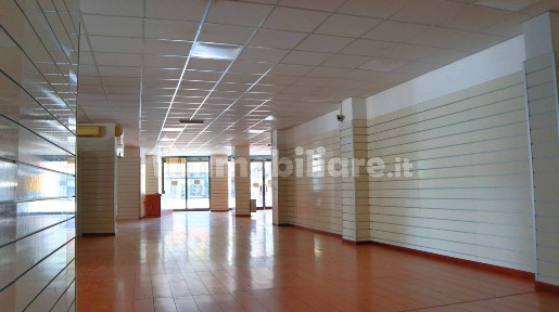 Locale commerciale in Affitto
