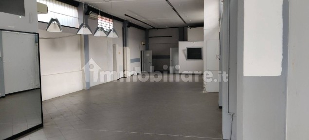 Locale commerciale con laboratorio in Affitto