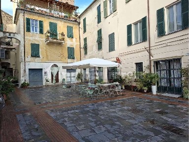 Albenga, Piazza San Francesco