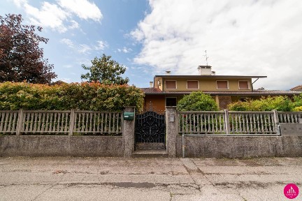 Villa a schiera via Giuseppe Mazzini, Aviano Castello, Aviano