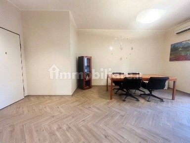 Trilocale via dei Martiri Angolani 25, Lungomare - Strada Parco, Pescara