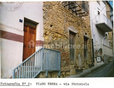 Villa unifamiliare via Sbriziolo, Centro, Villarosa