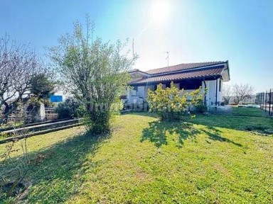 Villa unifamiliare Strada Collina Ronzone, 14, Rolasco, Casale Monferrato