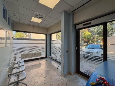 Locale commerciale in Vendita