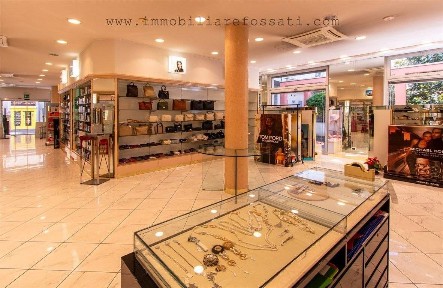 Locale commerciale in Vendita
