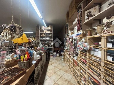 Locale commerciale in Vendita