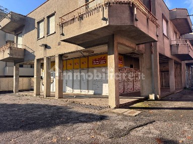 Locale commerciale in Vendita
