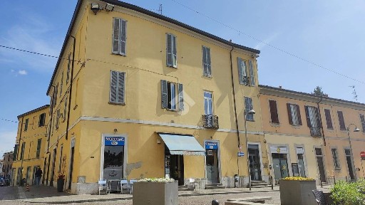 Carate Brianza, Piazza IV Novembre, 10