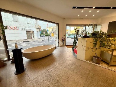 Locale commerciale in Vendita