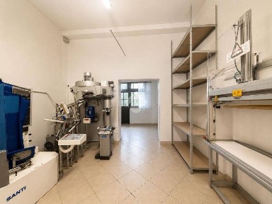 Locale commerciale in Vendita