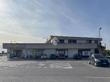 Locale commerciale in Vendita