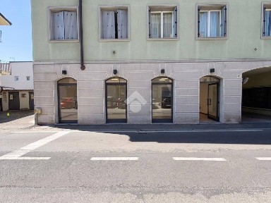 Locale commerciale in Vendita