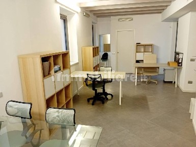 Locale commerciale in Vendita