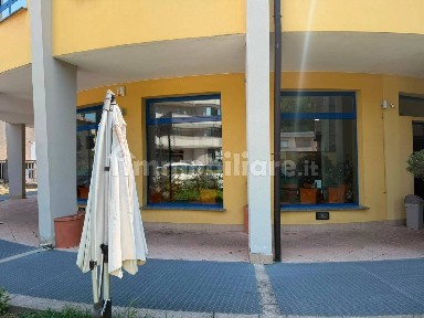 Locale commerciale in Vendita