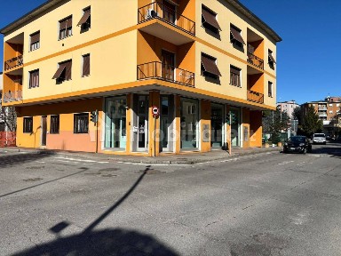 Locale commerciale in Vendita