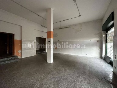 Locale commerciale in Vendita
