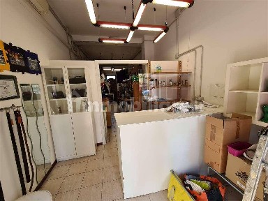 Locale commerciale in Vendita