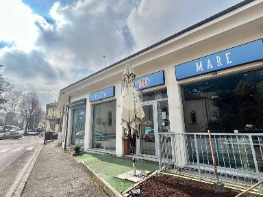 Locale commerciale in Vendita