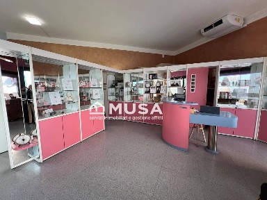 Locale commerciale in Vendita