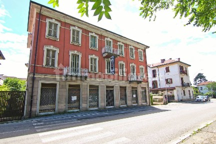 Locale commerciale con laboratorio in Vendita