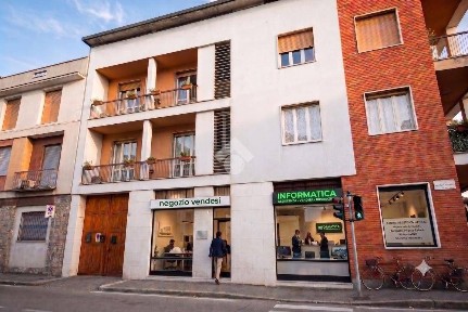 Locale commerciale in Vendita