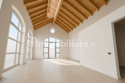 Locale commerciale in Vendita